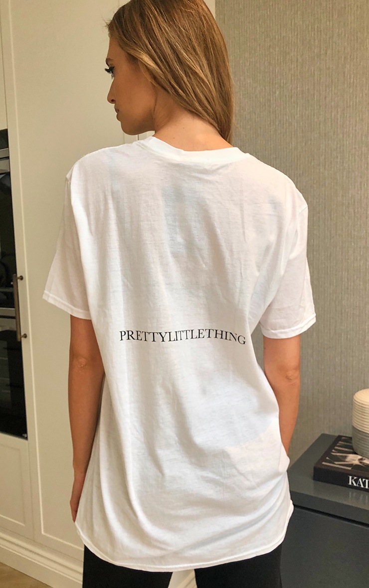PRETTYLITTLETHING - T-shirt oversize blanc à slogan dans le dos