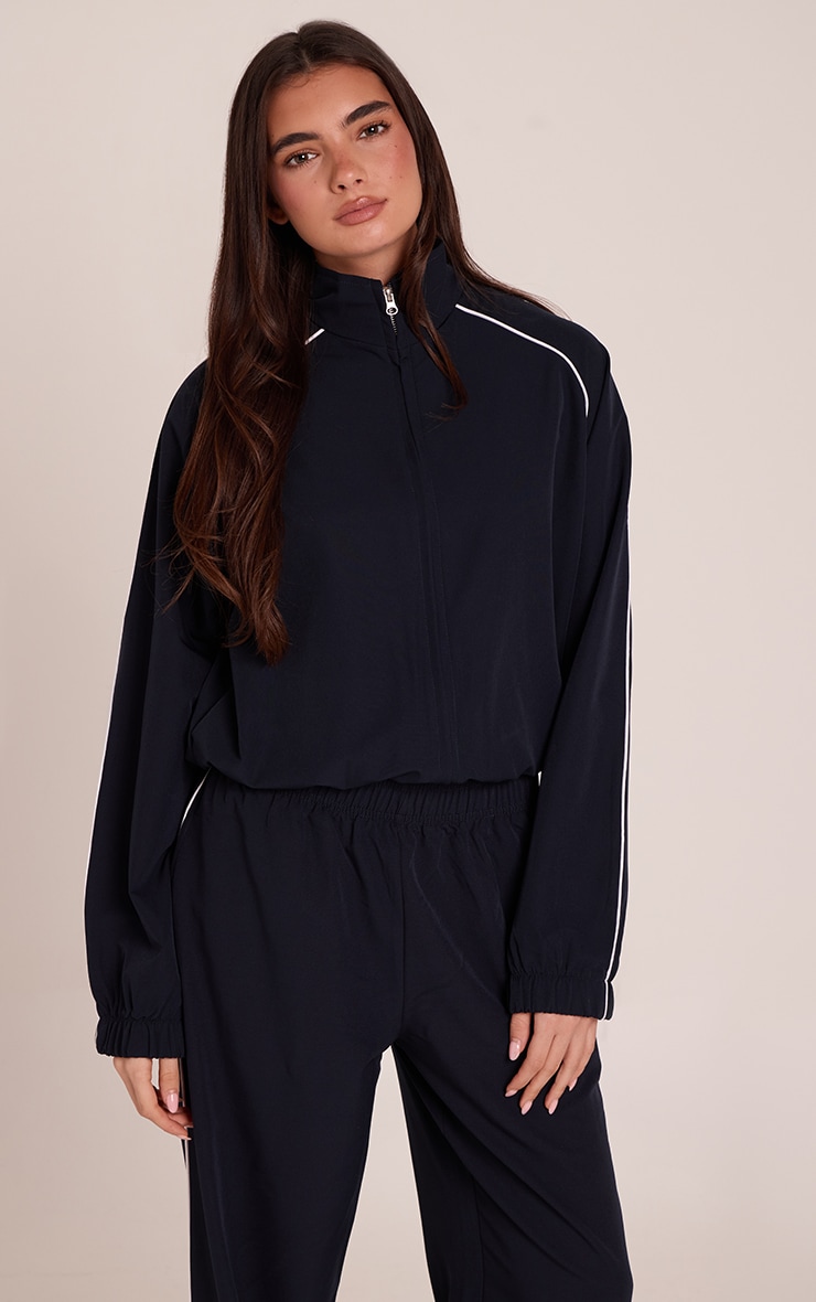 Veste bleu marine zippée à col entonnoir et lisérés contrastants image 1