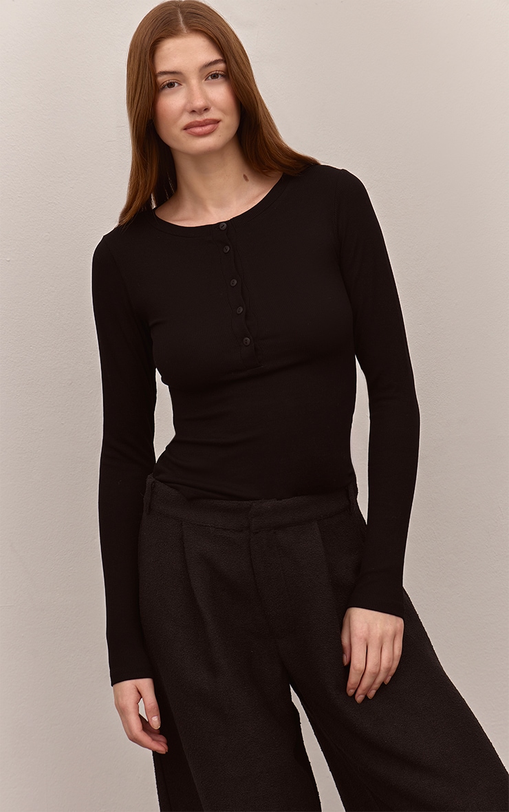 Top ajusté côtelé doux noir à manches longues et boutons image 4