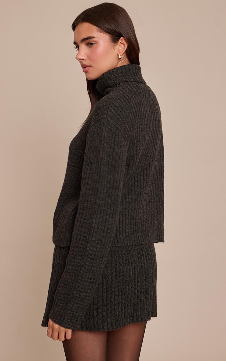 Pull en maille tricot grise à col roulé image 2