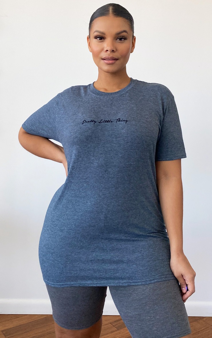 PRETTYLITTLETHING Plus - T-shirt oversize gris anthracite à imprimé