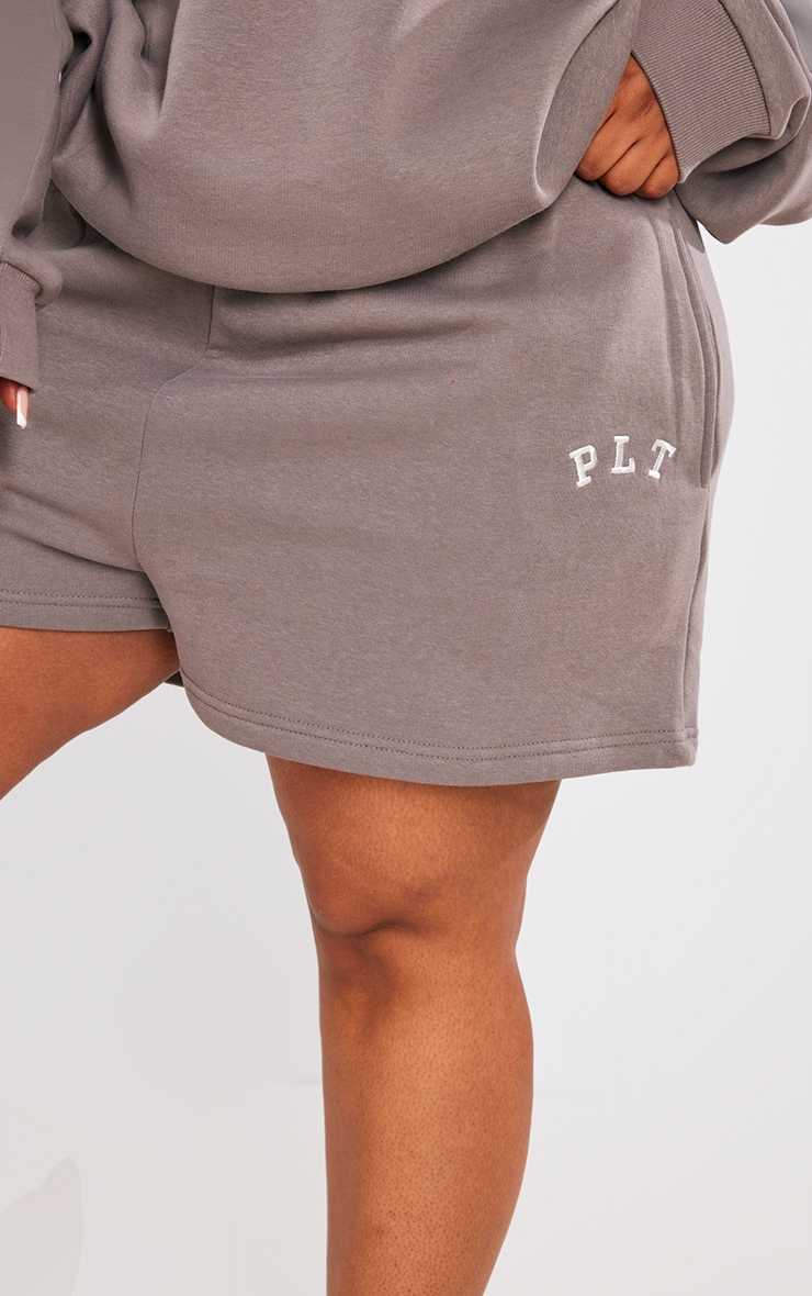 PRETTYLITTLETHING Plus Short oversize en sweat gris anthracite à détail logo image 5
