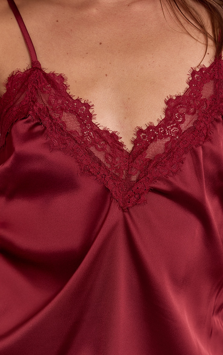 Débardeur satiné rouge vin à col en V et bordures en dentelle image 4