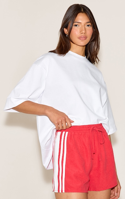 Short en peau de pêche rouge à rayures contrastantes