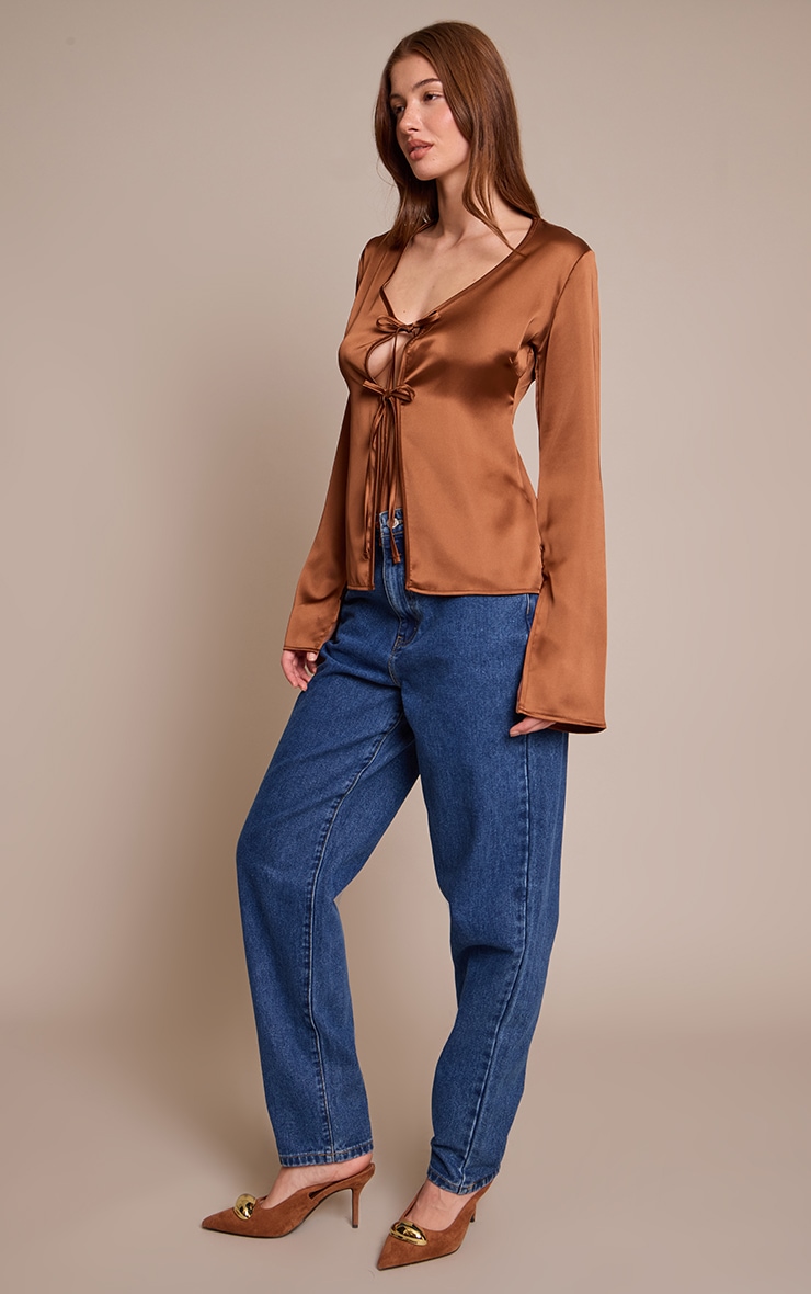 Top satiné marron noué devant à manches longues image 3