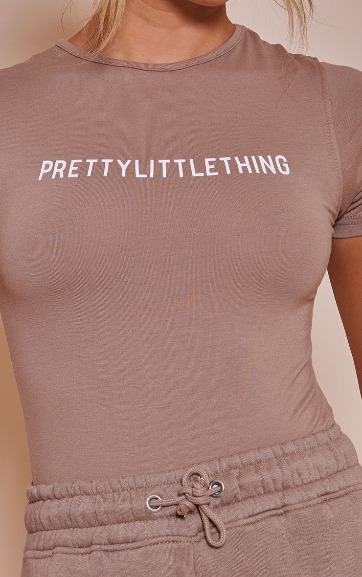 PRETTYLITTLETHING Body taupe à manches courtes et slogan image 4