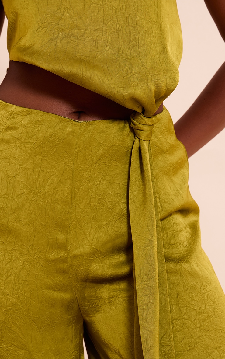 Combinaison large satinée vert olive à découpe et détail noué image 4