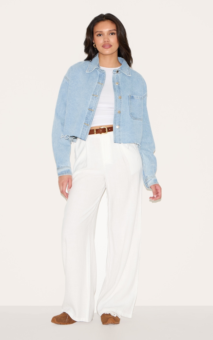 Chemise courte en jean bleu clair délavé à ourlet coupé image 3