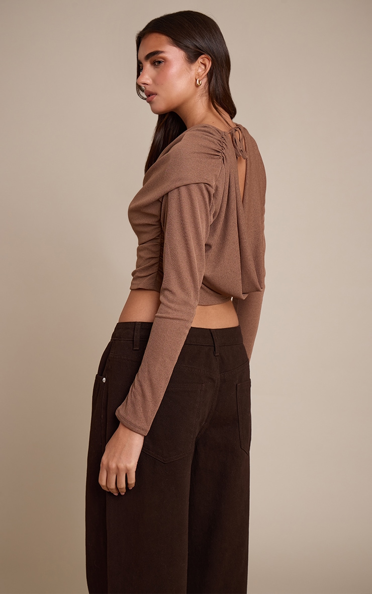 Top en mesh dévoré marron clair à col bénitier et manches longues image 2