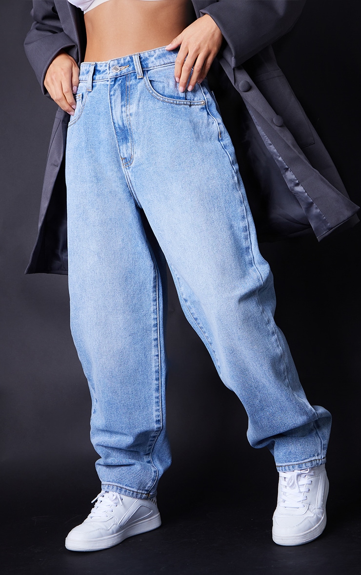 PRETTYLITTLETHING Petite L28 Light Wash Boyfriend Jeans image 2