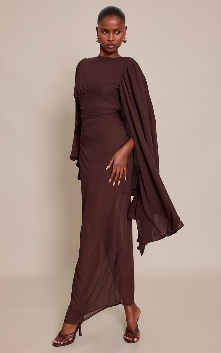 Robe longue en mousseline de soie chocolat à détail cape image 3