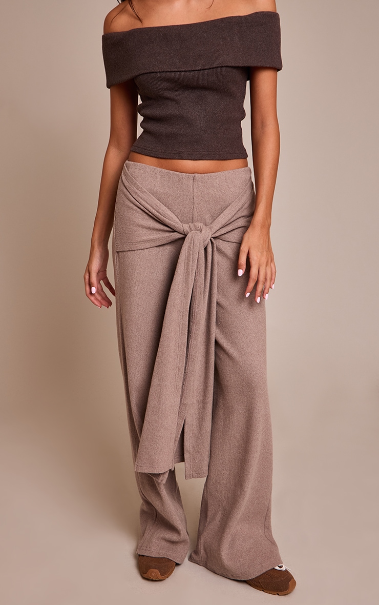 Pantalon coupe droite brossé, couleur champignon, à détail portefeuille. image 2