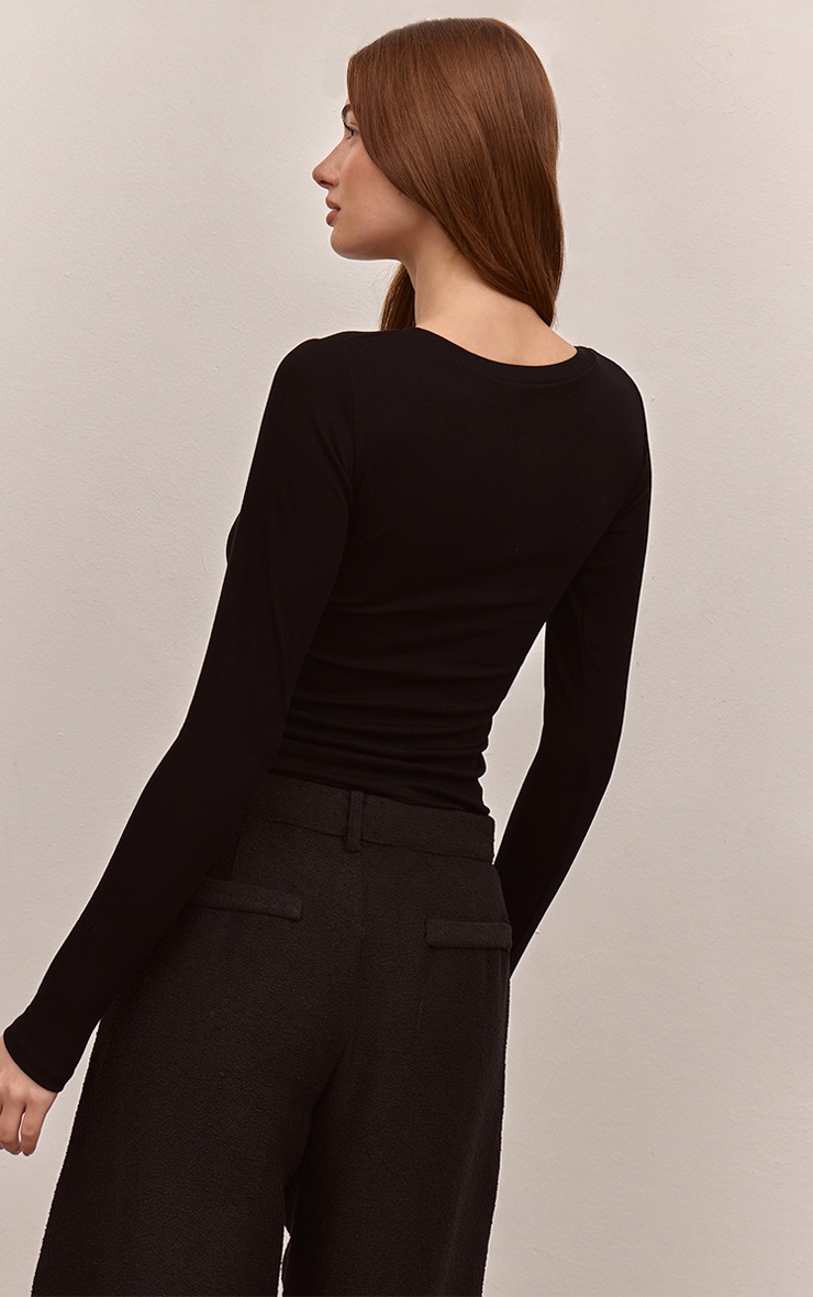 Top ajusté côtelé doux noir à manches longues et boutons image 2