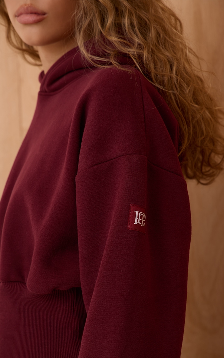 Hoodie court rouge vin à étiquette PLT et taille cintrée image 4
