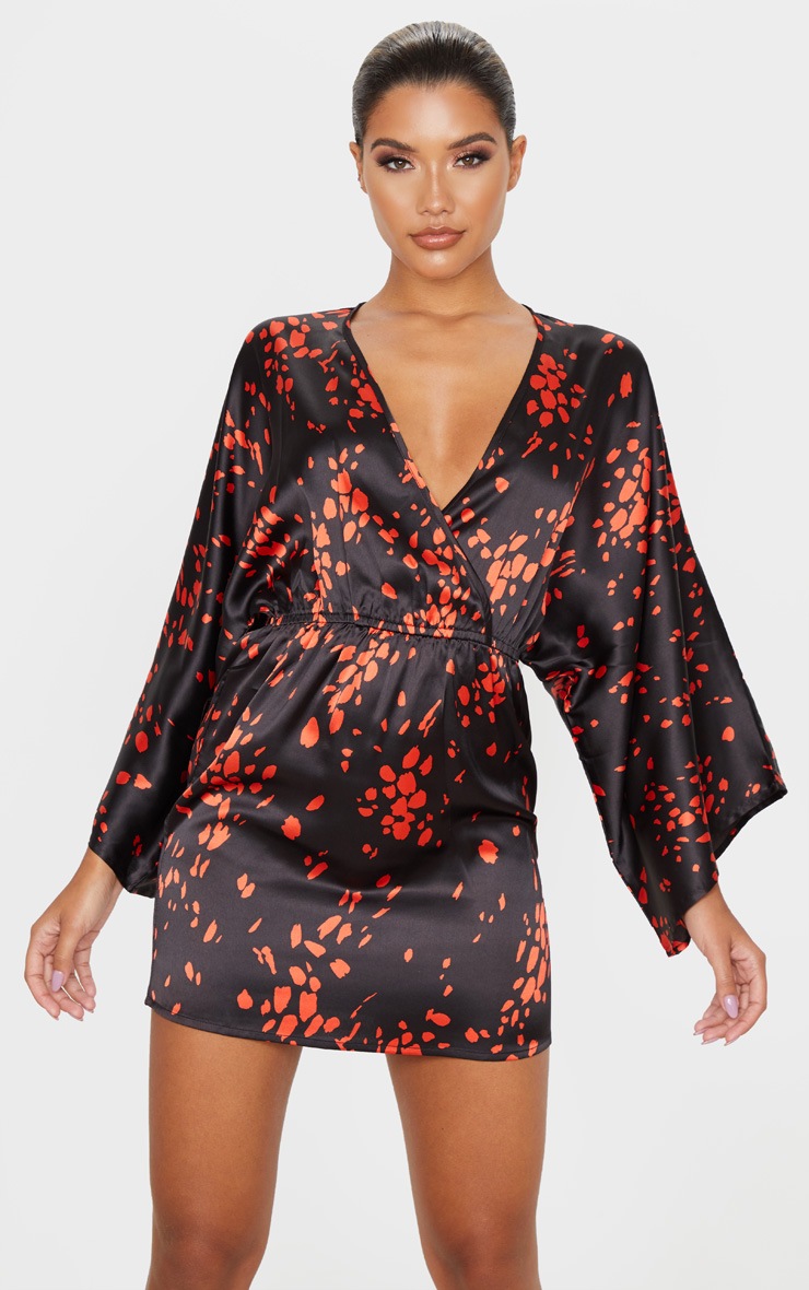 Robe droite satinée noire imprimée dalmatien à manches kimono