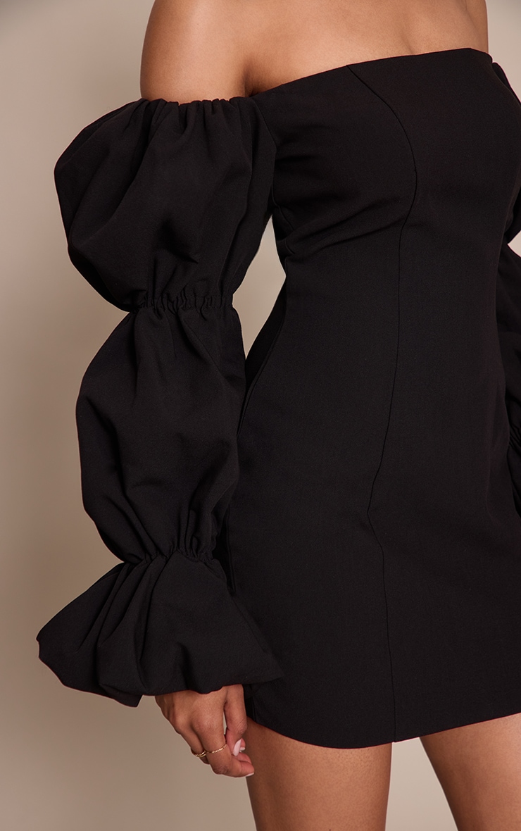 Robe moulante noire à col bardot et manches bouffantes image 4