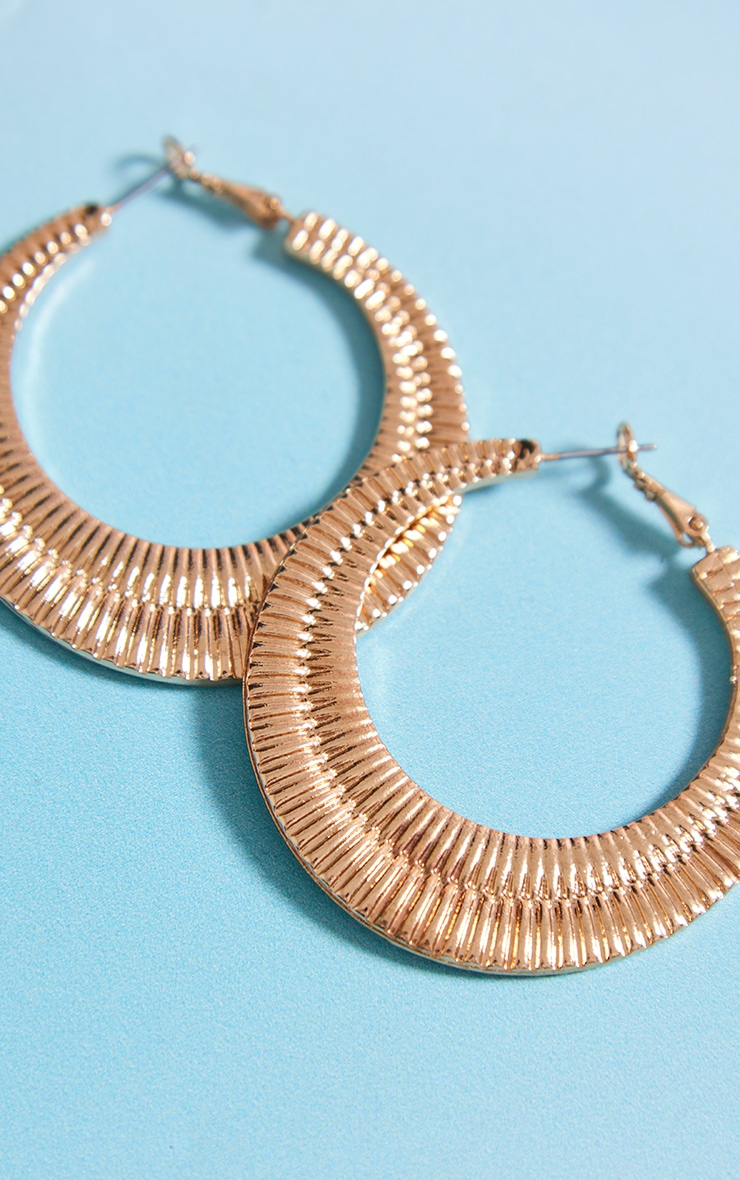 Boucles d'oreilles créoles dorées entrelacées image 2