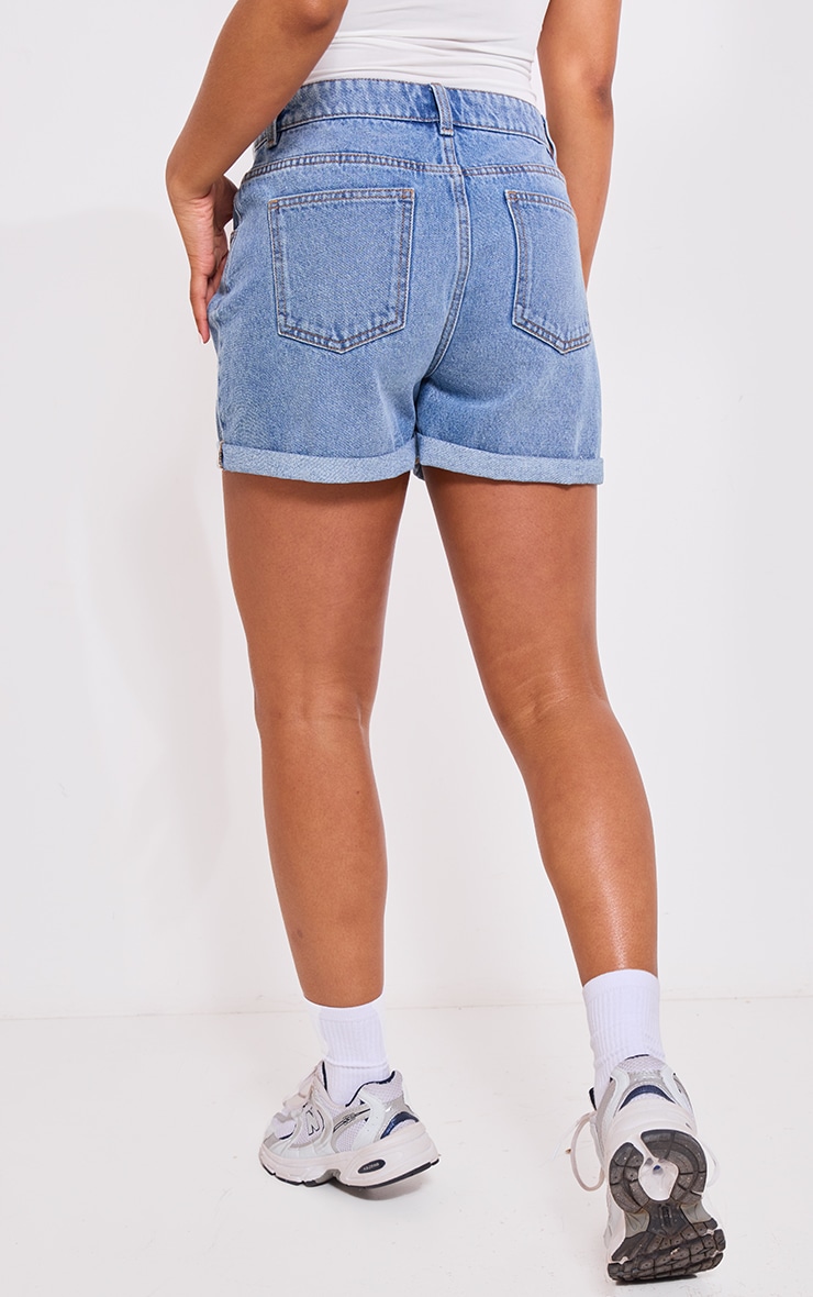 PRETTYLITTLETHING Mid Blue Wash Turn Up Mom Denim Shorts image 3