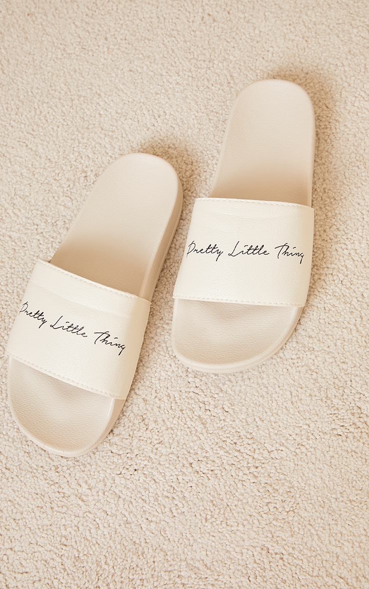 PRETTYLITTLETHING Beige Slogan Sliders image 3