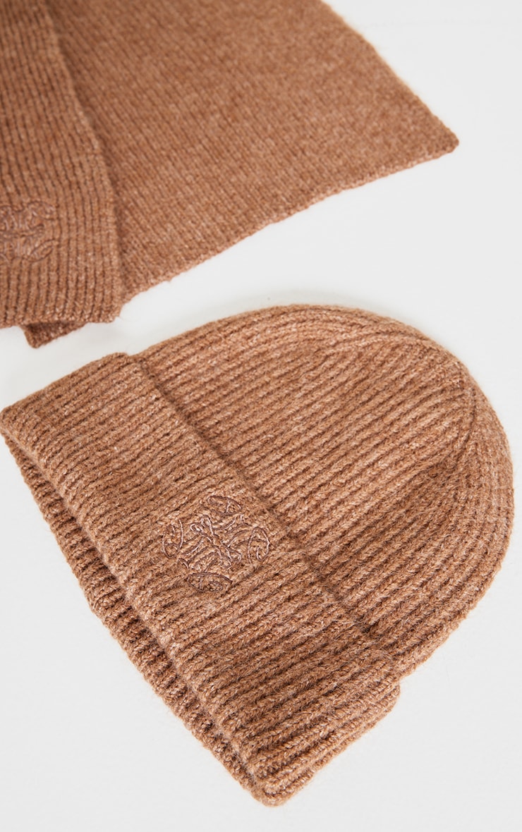 PRETTYLITTLETHING Bonnet en maille tricot côtelée cappuccino à logo image 2
