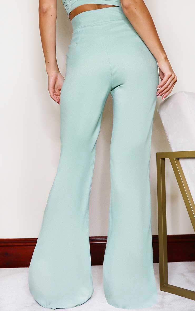 Pantalon évasé taille haute vert sauge à deux boutons image 4