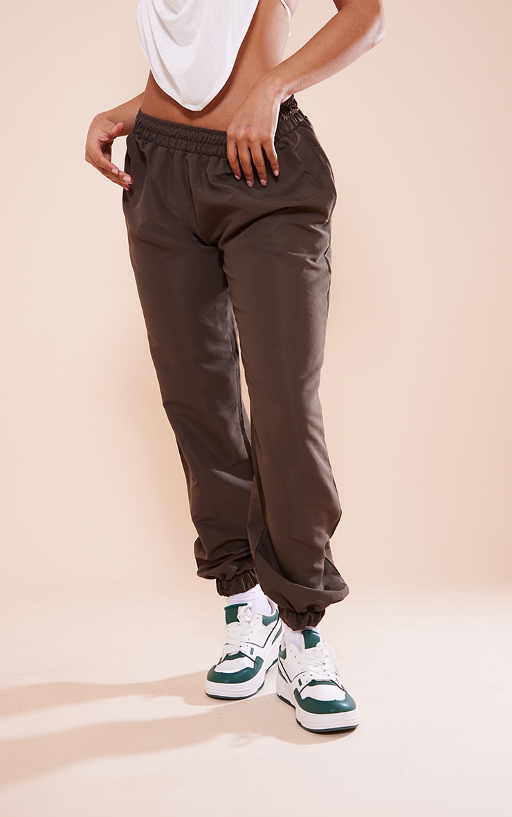 Pantalon cargo taille basse en nylon kaki foncé à cordons ajustables image 2
