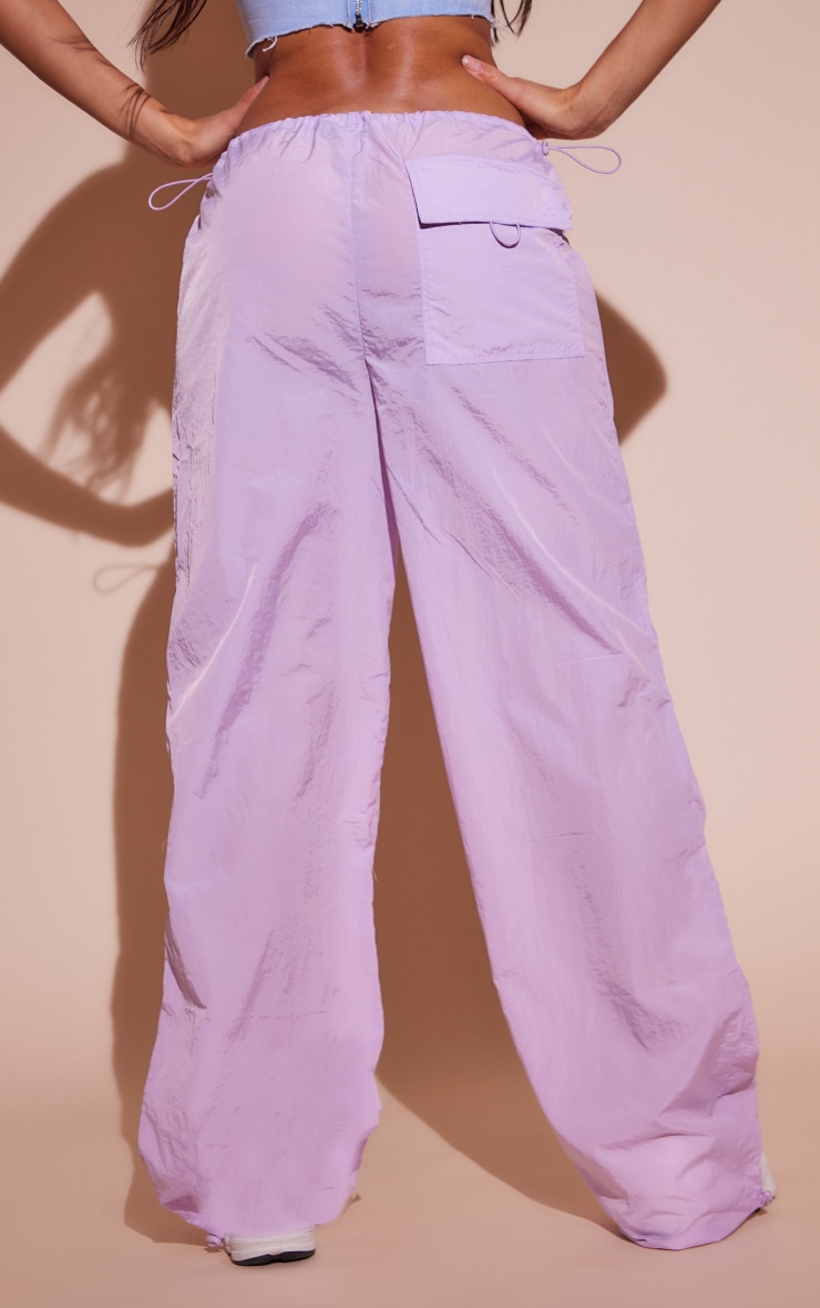 Pantalon cargo style parachute lilas en nylon à cordons ajustables image 3