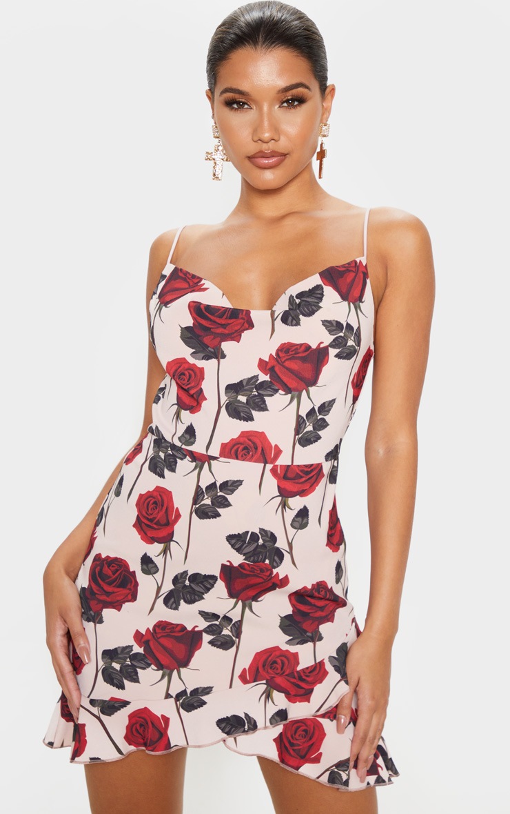 Robe moulante crème imprimé roses en satin martelé à bretelles fines & volants