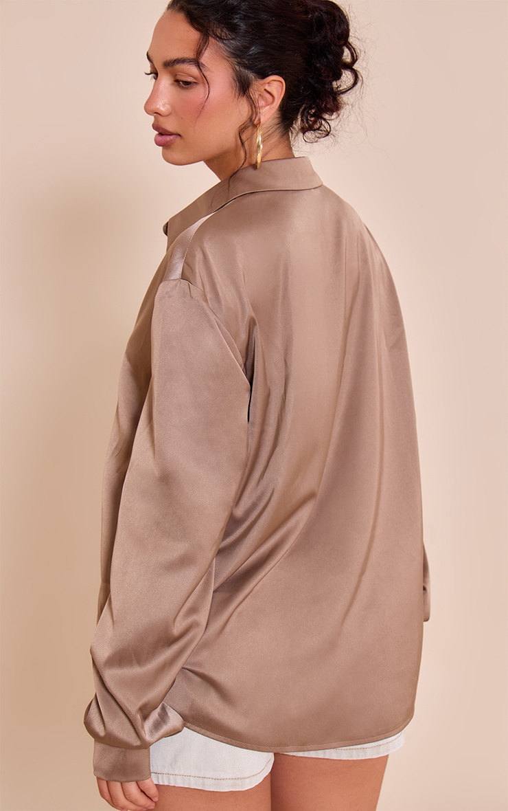 Chemise oversize satinée gris champignon image 2