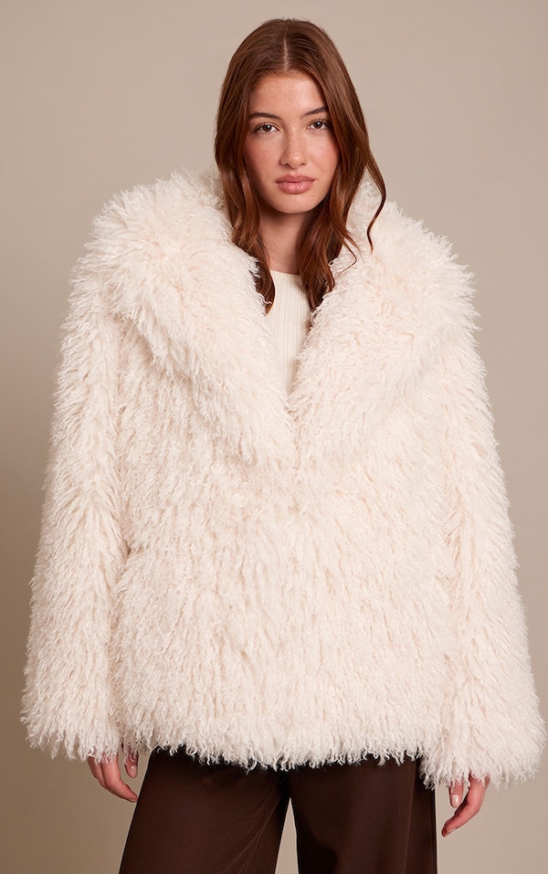 Manteau mi-long en fausse fourrure de Mongolie crème