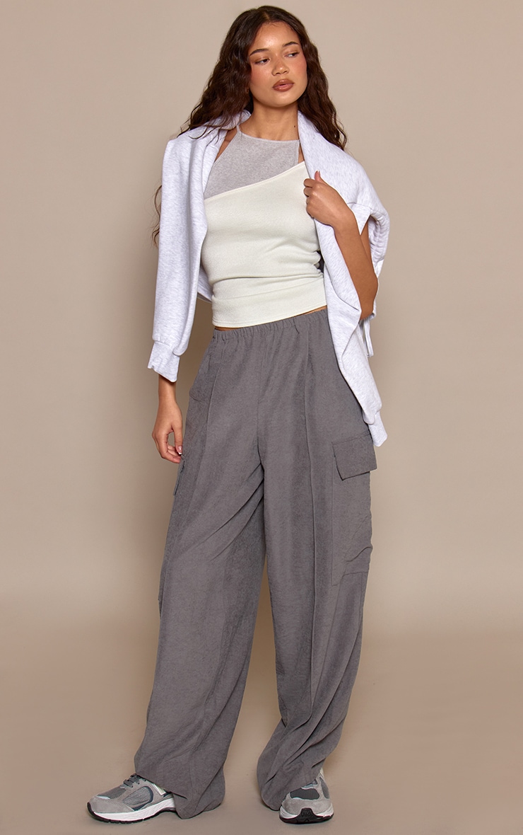 Pantalon large en peau de pêche grise à poches image 2