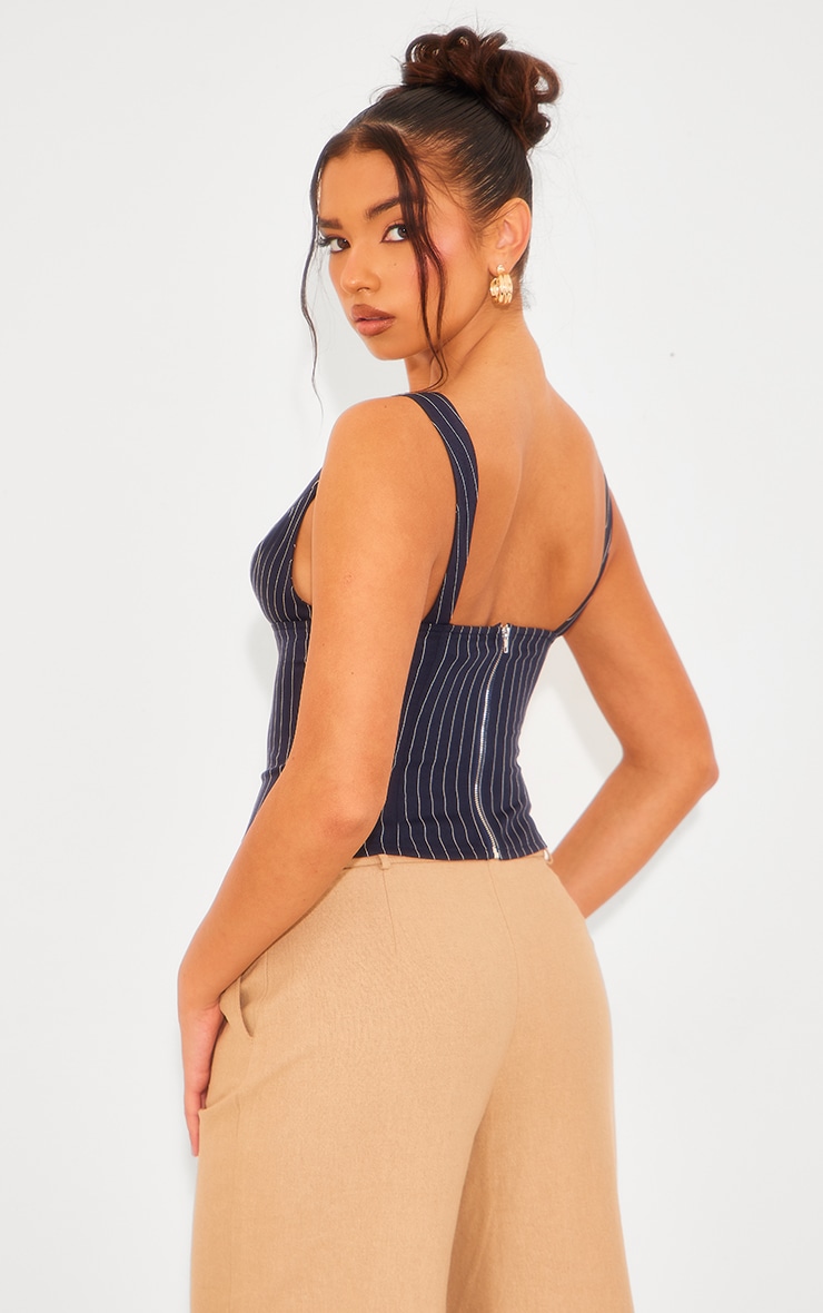 Top bleu marine à fines rayures et décolleté plongeant image 2