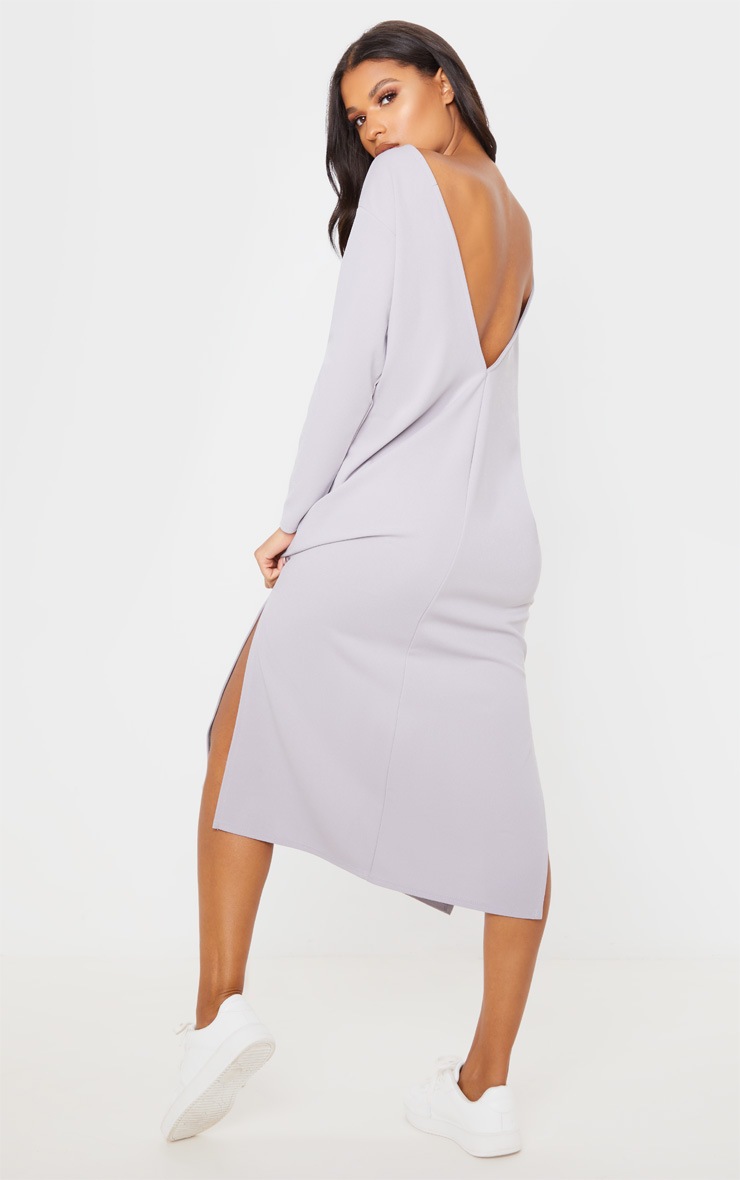 Robe mi-longue oversize grise à manches longues et décolleté en V au dos