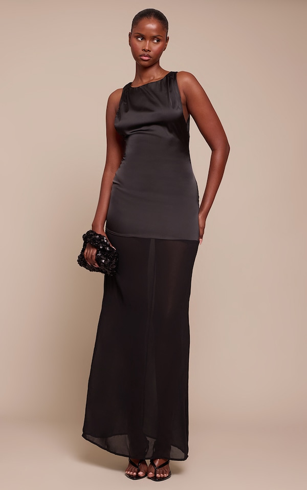 Robe mi-longue noire en matière satinée à col bateau avec détail en mousseline de soie.