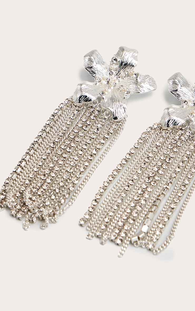 Boucles d'oreilles imposantes drapées argentées à strass en fleur image 3