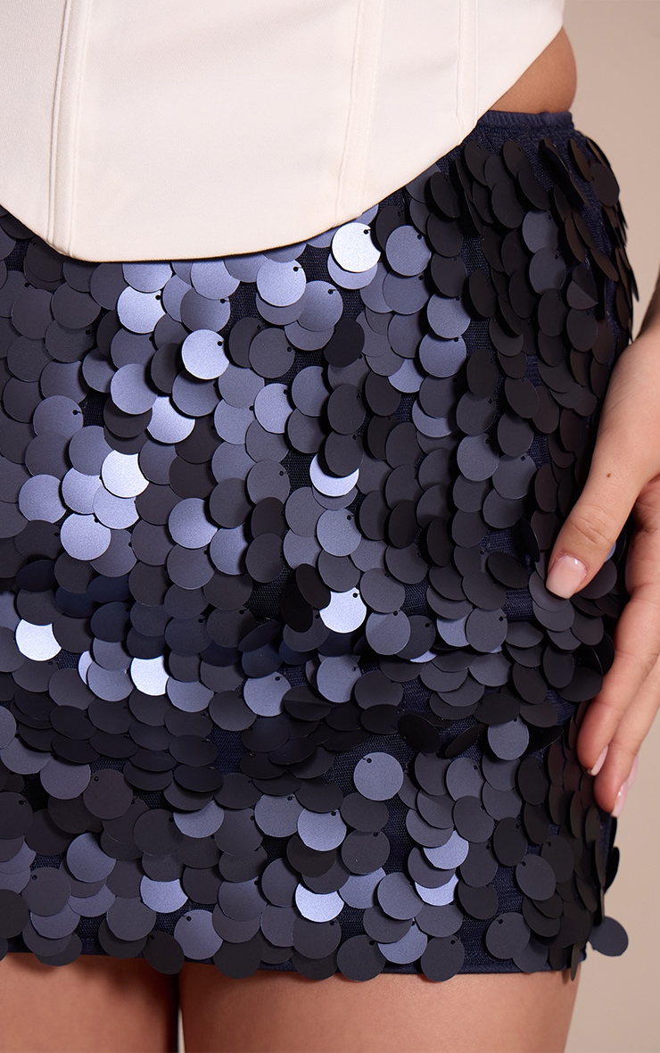Mini-jupe aux tons bleu marine à sequins en disques image 5