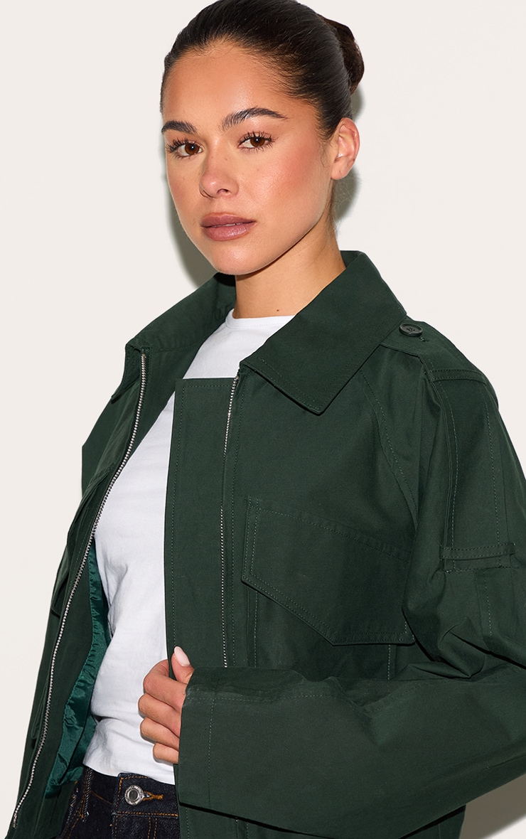 Veste courte kaki foncé à détails trench et zip image 4