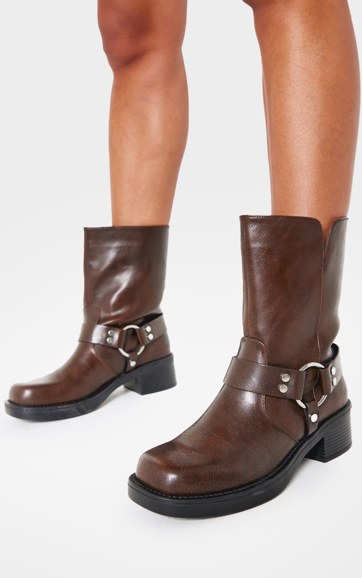 Bottes rondes en PU marron à boucle style harnais et talon carré image 2