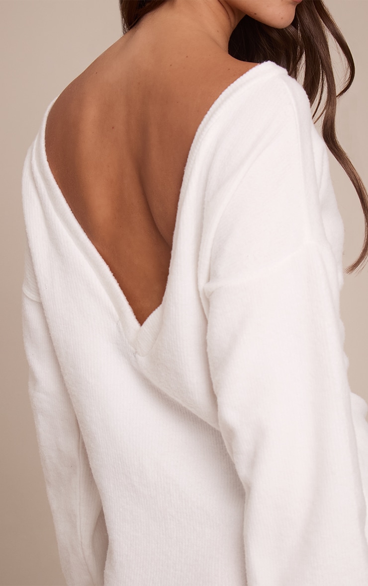 Mini robe brossée crème à dos en V et manches longues image 4