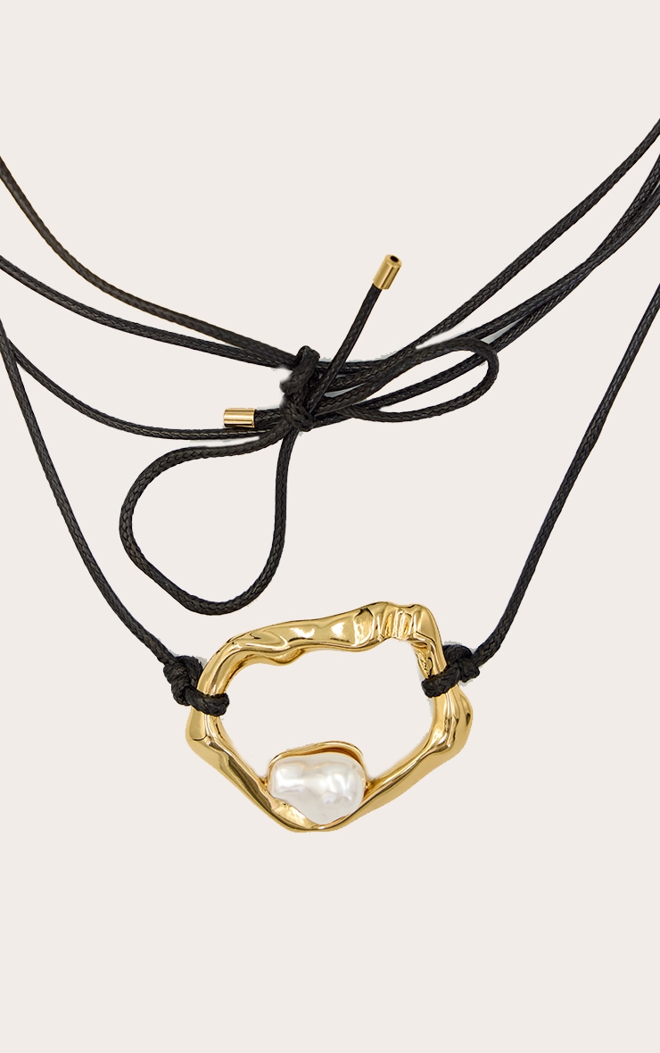 Gold Plated Textured Pendant Necklace with Pearl Detail image 3