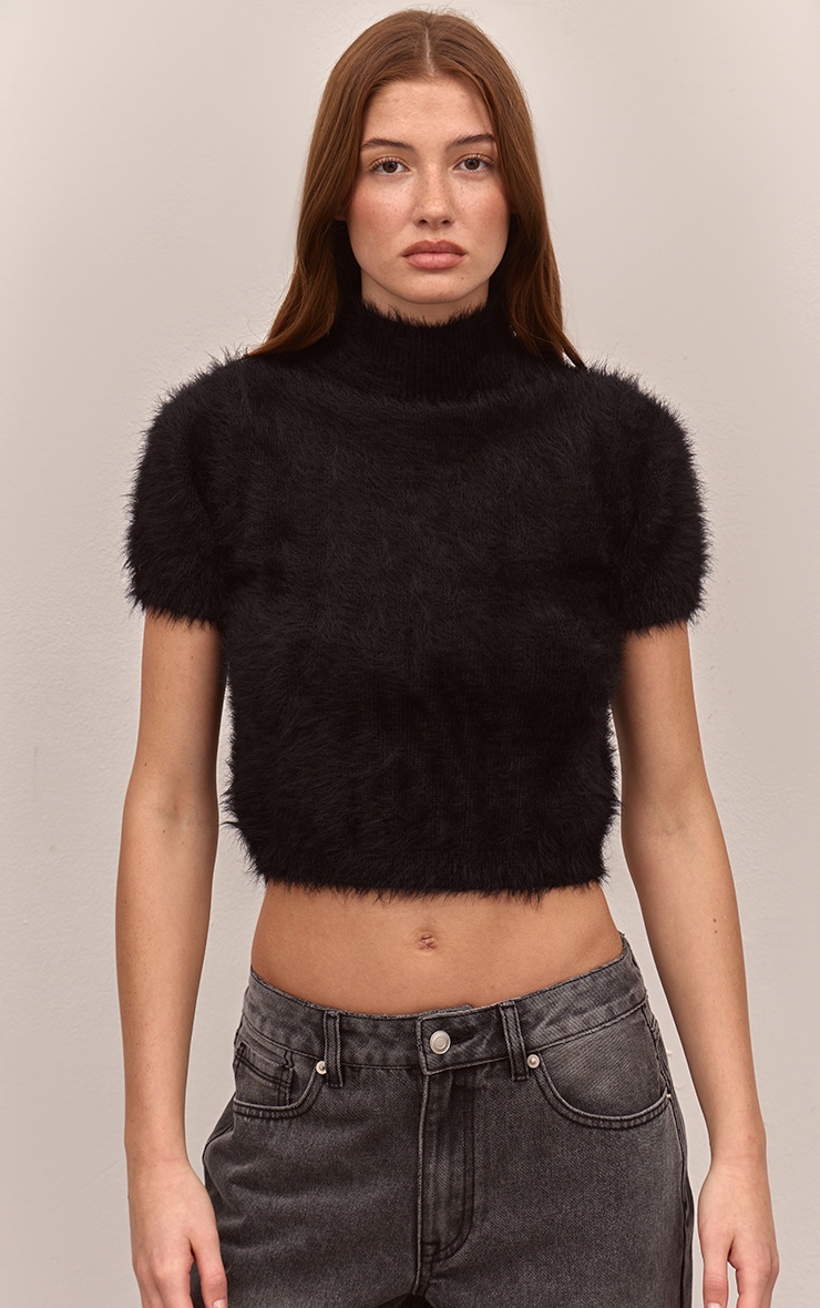 Pull court en maille tricot duveteuse noire à manches courtes image 4