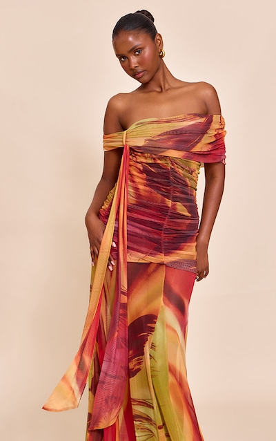 Robe longue en mesh doublé orange brûlé imprimé abstrait à col bardot