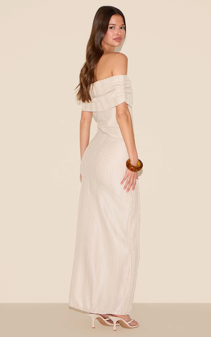 Robe longue texturée crème à col bardot image 2