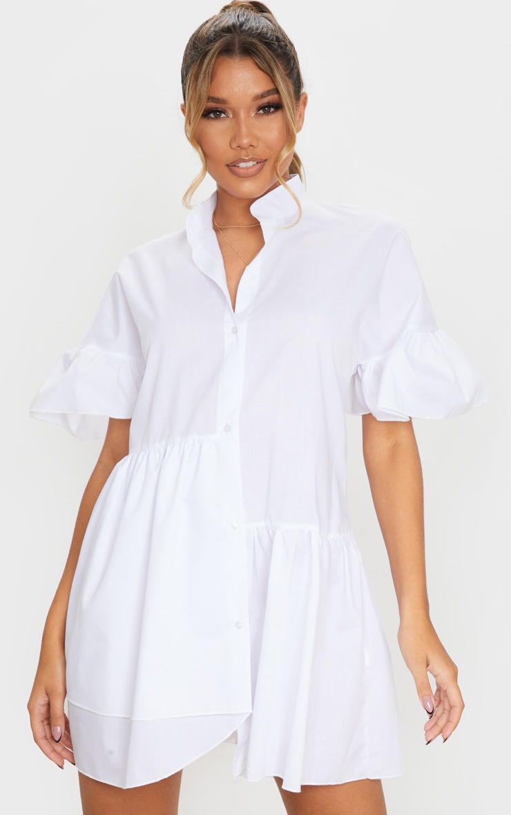 Robe chemise babydoll blanche volantée à ourlet tombant et boutons devant
