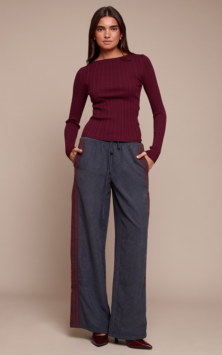 Pantalon large en peau de bleu marine à rayures contrastantes image 1