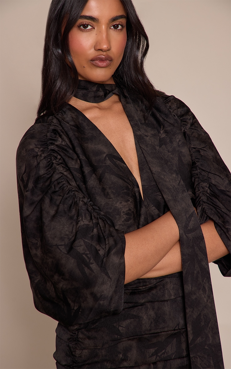Mini robe satinée imprimé noir à col en V image 4