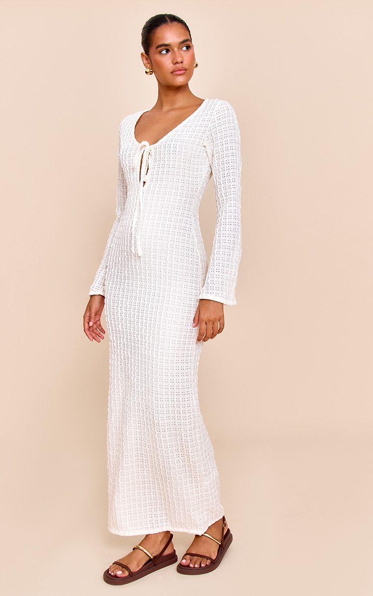 Robe moulante texturée crème à manches longues et découpe goutte d'eau nouée image 3