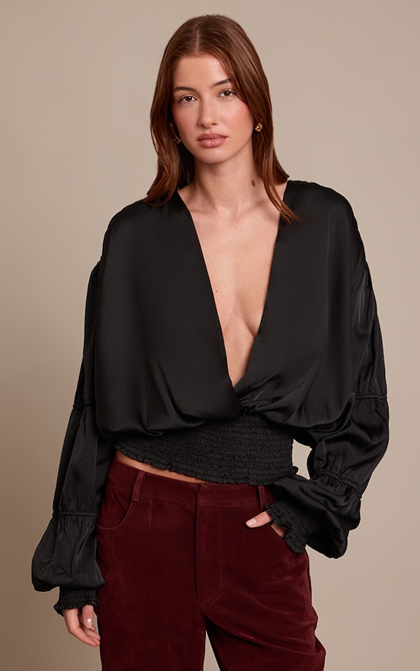 Blouse satinée noire à décolleté et volants