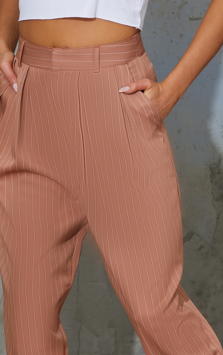 Pantalon cigarette en maille camel à rayures fines et taille haute image 4