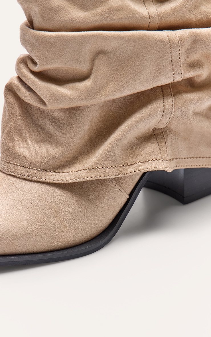 Bottines pointues amples repliées en suédine beige à talon carré image 5